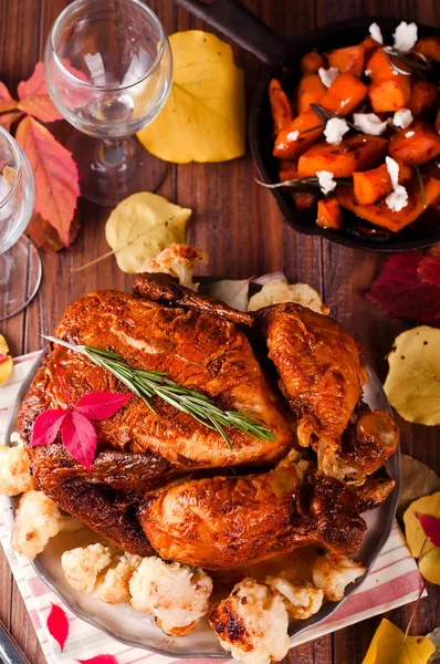 Jantar de Ação de Graças com frango . — Fotografia de Stock
