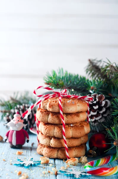 Kerstkoekjes met feestelijke decoratie — Stockfoto