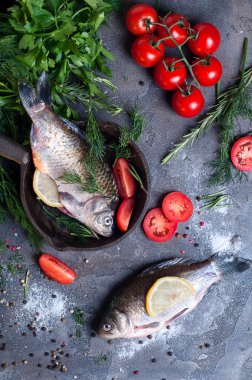 Karanlık vintage zemin üzerine lezzetli taze balık.