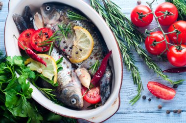 Çiğ balık pişirme ve malzemeler.