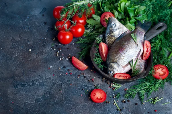 Delicioso pescado fresco sobre fondo oscuro vintage . — Foto de Stock