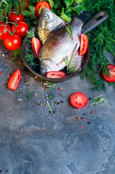 Delizioso pesce fresco su sfondo scuro vintage . — Foto Stock