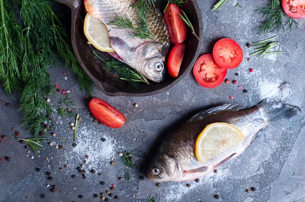 Delizioso pesce fresco su sfondo scuro vintage . — Foto Stock