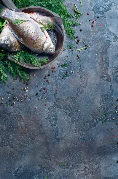 Heerlijke verse vis op donkere vintage achtergrond. — Stockfoto