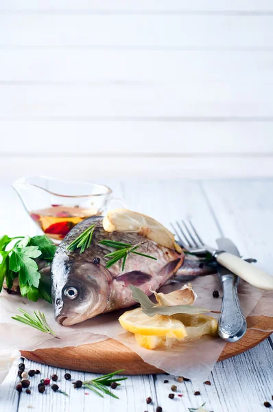 Delicioso pescado fresco sobre fondo blanco . — Foto de Stock