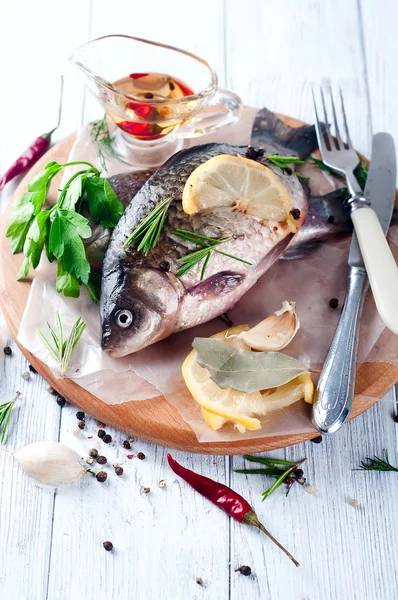 Delicioso pescado fresco sobre fondo blanco . — Foto de Stock