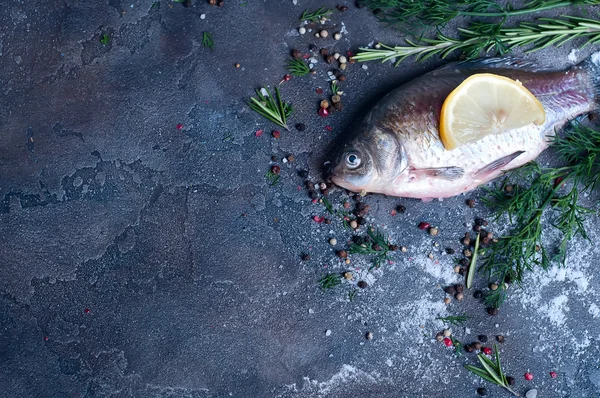 Délicieux poisson frais sur fond vintage foncé . — Photo