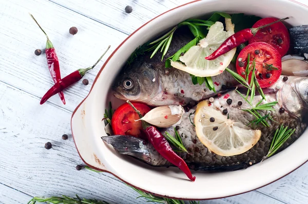 Cucina di pesce crudo e ingredienti . — Foto Stock