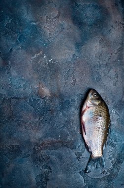 Taş bir tahta üzerinde taze balık
