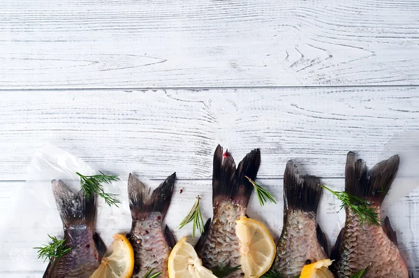 Queues de poissons frais au citron — Photo