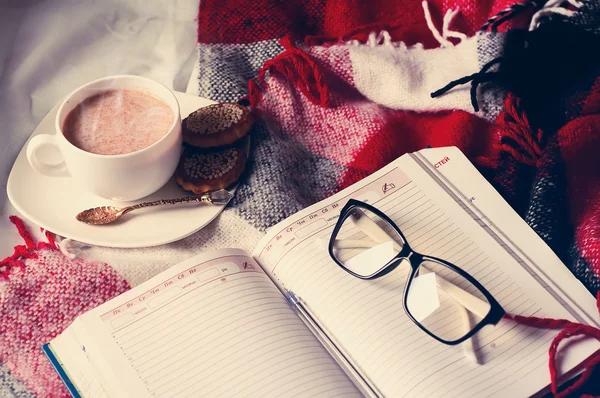 Açık kitap üzerinde kalan kakao fincan