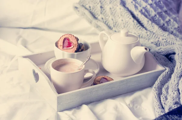 Café da manhã na cama com café e biscoitos — Fotografia de Stock