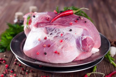 Bir demir plaka o çiğ sulu et