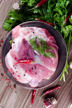 Bir demir plaka o çiğ sulu et