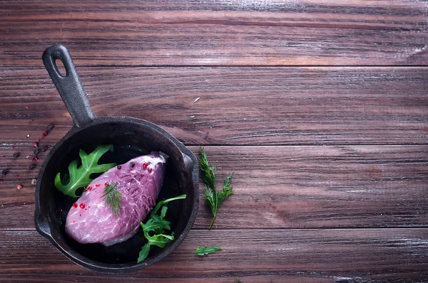 Pezzi di carne fresca cruda in padella — Foto Stock