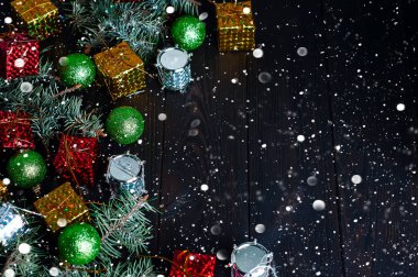 Arka plan ağaç ve Noel oyuncaklar