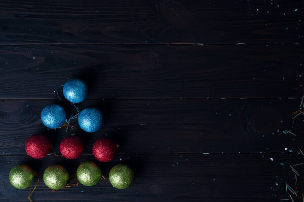 Рождественская елка из разноцветных шаров
