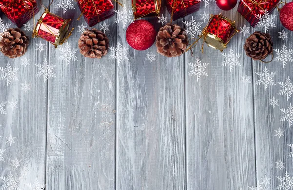 Piros karácsonyi játékok és fa keret — Stock Fotó