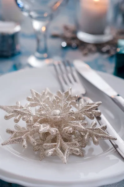 Ajuste de mesa de Navidad de plata y crema con decoraciones —  Fotos de Stock