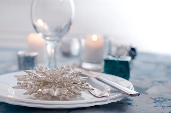 Ajuste de mesa de Navidad de plata y crema con decoraciones —  Fotos de Stock