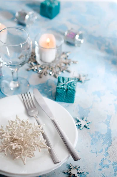 Silber und creme weihnachtliche Tischdekoration mit Dekoration — Stockfoto