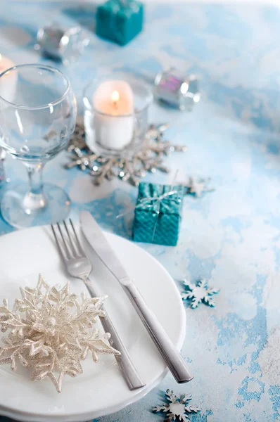 Ajuste de mesa de Navidad de plata y crema con decoraciones —  Fotos de Stock