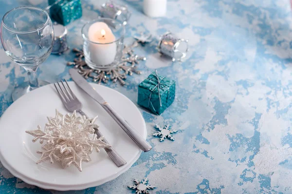 Ajuste de mesa de Navidad de plata y crema con decoraciones —  Fotos de Stock