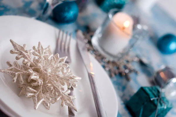 Ajuste de mesa de Navidad de plata y crema con decoraciones —  Fotos de Stock