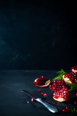 Yarım nar ve bir dalı Ladin tohum