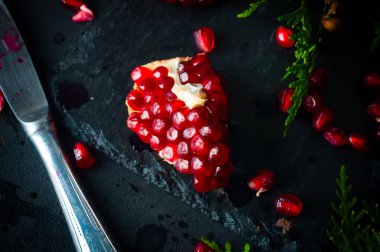 Yarım nar ve bir dalı Ladin tohum