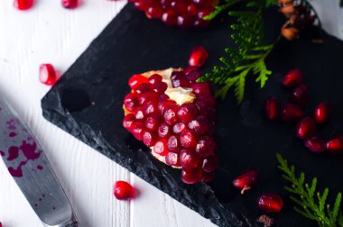 Yarım nar ve bir dalı Ladin tohum
