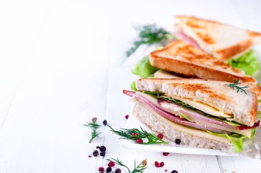 tost sandviç sosis ile