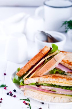 tost sandviç sosis ile