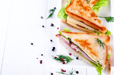 Club sandviç ve meyve suyu Kahvaltı