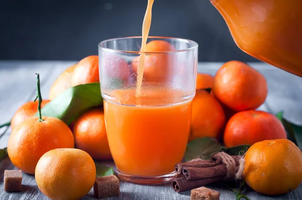 Ahşap masa üzerinde sağlıklı mandalina suyu — Stok fotoğraf