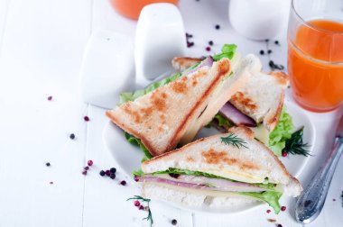 Club sandviç ve meyve suyu Kahvaltı