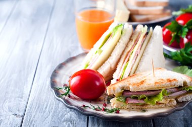 tost sandviç sosis ile