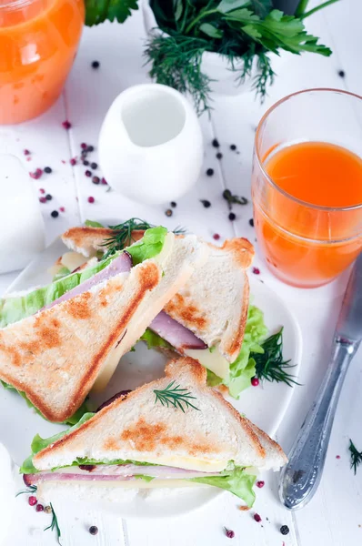Club szendvics-és gyümölcslé reggeli — Stock Fotó