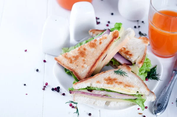 Club sandviç ve meyve suyu Kahvaltı