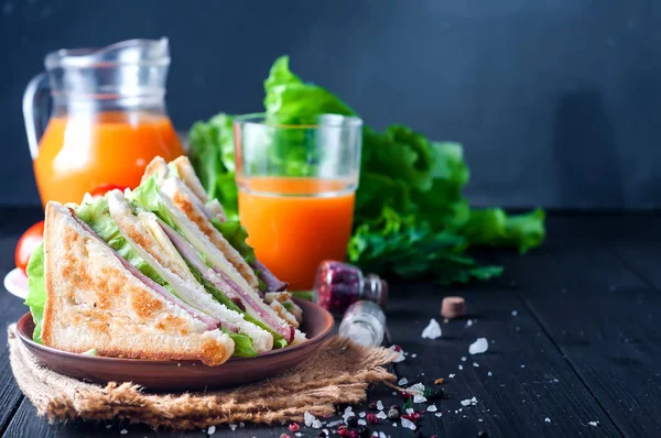 Salata ve suyu olarak sağlıklı bir kahvaltı ile ev yapımı sandviç — Stok fotoğraf