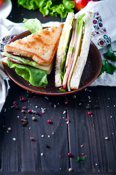 Hausgemachtes Sandwich mit Salat und Saft als gesundes Frühstück — Stockfoto