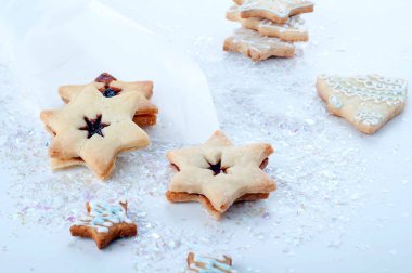 Yıldız izole gingerbread çerezleri Noel şekil