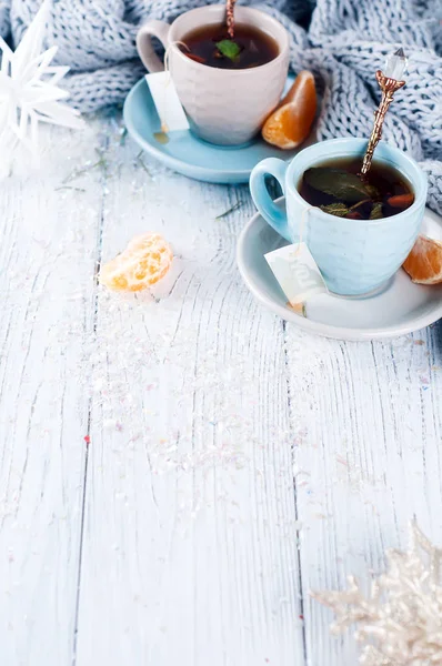 Dos tazas de té con bolsita de té y árbol de Navidad —  Fotos de Stock