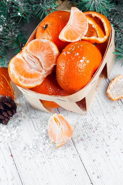 Composición de año nuevo en cesta con mandarinas — Foto de Stock