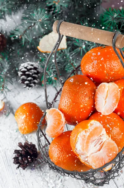 Nový rok složení v koši s mandarinek — Stock fotografie