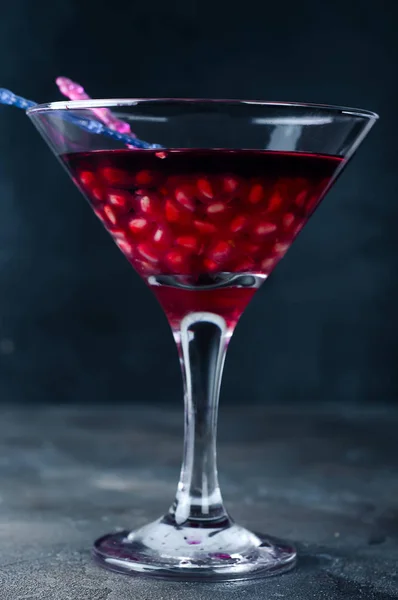 Granatäpple cocktail och mogna röda granatäpple frukt — Stockfoto