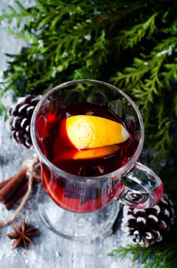 Ahşap arka planda sıcak şarap ve baharatlar..