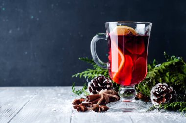 Ahşap arka planda sıcak şarap ve baharatlar..