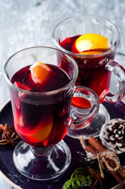 şarap ve baharat ahşap arka plan üzerinde.