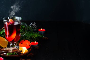 Mulled şarap, ağaç dalı ve baharatlar